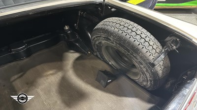 Lot 60 - 1964 MERCEDES 220