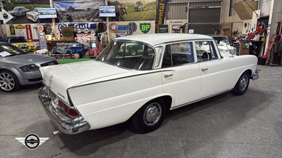 Lot 60 - 1964 MERCEDES 220
