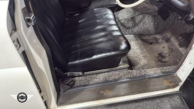 Lot 60 - 1964 MERCEDES 220