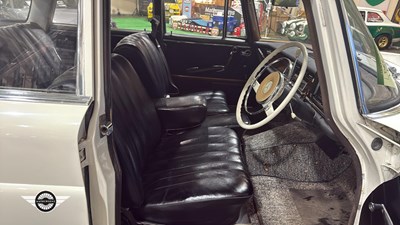 Lot 60 - 1964 MERCEDES 220