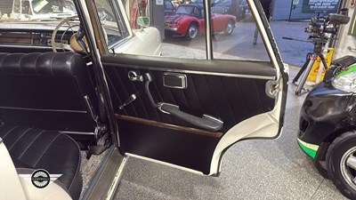 Lot 60 - 1964 MERCEDES 220