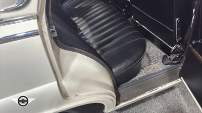 Lot 60 - 1964 MERCEDES 220