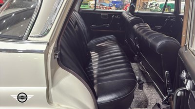 Lot 60 - 1964 MERCEDES 220