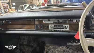 Lot 60 - 1964 MERCEDES 220