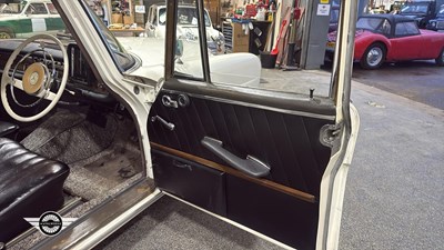 Lot 60 - 1964 MERCEDES 220