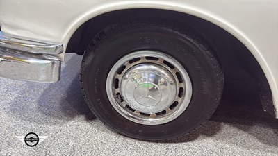Lot 60 - 1964 MERCEDES 220