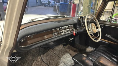 Lot 60 - 1964 MERCEDES 220