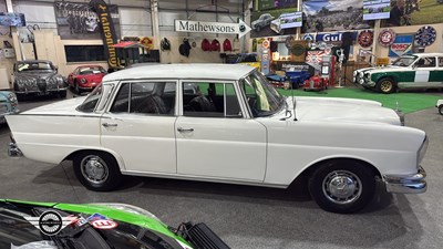 Lot 60 - 1964 MERCEDES 220