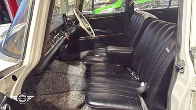 Lot 60 - 1964 MERCEDES 220