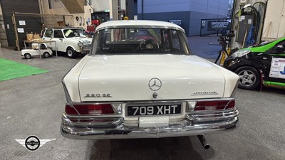 Lot 60 - 1964 MERCEDES 220