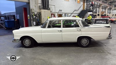 Lot 60 - 1964 MERCEDES 220