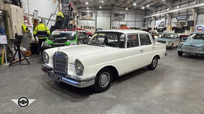 Lot 60 - 1964 MERCEDES 220