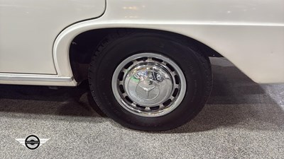 Lot 60 - 1964 MERCEDES 220