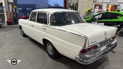 Lot 60 - 1964 MERCEDES 220