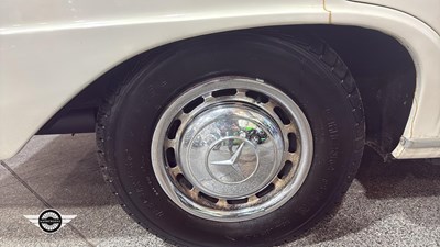 Lot 60 - 1964 MERCEDES 220