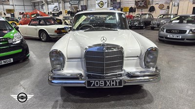 Lot 60 - 1964 MERCEDES 220
