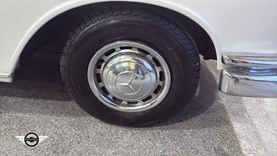 Lot 60 - 1964 MERCEDES 220