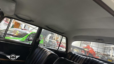 Lot 60 - 1964 MERCEDES 220