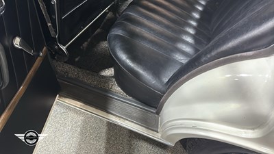Lot 60 - 1964 MERCEDES 220
