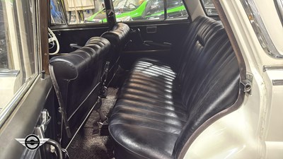Lot 60 - 1964 MERCEDES 220