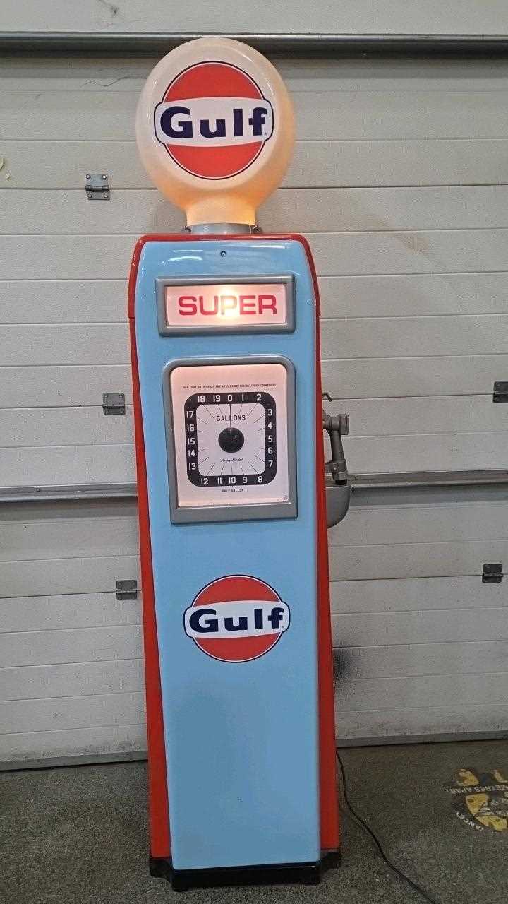 Lot 89 - GULF SUPER REPRODUCTION PETROL PUMP