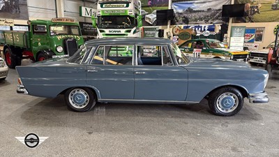 Lot 140 - 1965 MERCEDES 230 S