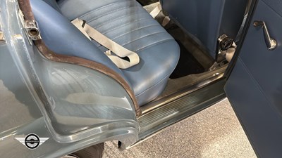 Lot 140 - 1965 MERCEDES 230 S