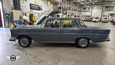 Lot 140 - 1965 MERCEDES 230 S