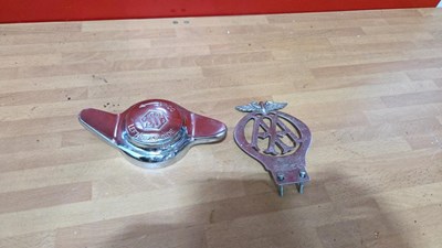 Lot 589 - AA BADGE & JAGUAR SS CENTRE CAP / SPINNER