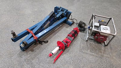 Lot 300 - JOB LOT OF GARAGE EQUIPMENT