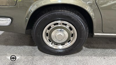 Lot 18 - 1976 ROLLS ROYCE