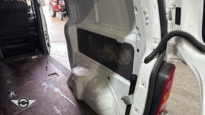 Lot 824 - 1999 MERCEDES VITO 113