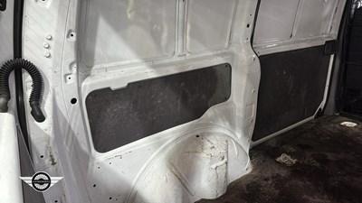 Lot 824 - 1999 MERCEDES VITO 113