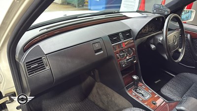 Lot 899 - 1994 MERCEDES C200 AUTO