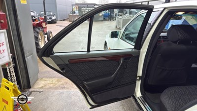 Lot 899 - 1994 MERCEDES C200 AUTO
