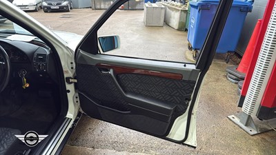 Lot 899 - 1994 MERCEDES C200 AUTO
