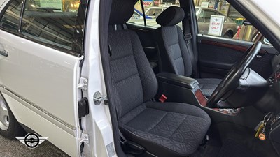 Lot 899 - 1994 MERCEDES C200 AUTO