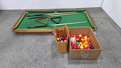 Lot 125 - SNOOKER TABLE WITH VARIOUS BALLS & CUES APPROX 5ft X 3ft