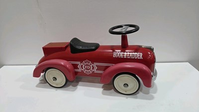 Lot 577 - CHILDS HOOK AND LADDER PUSH ALONG CAR