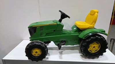 Lot 715 - CHILD'S JOHN DEERE TRACTOR