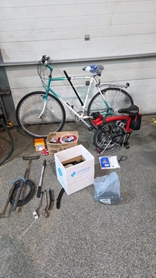 Lot 869 - BROMPTON FOLDING BIKE / OLD MOUNTAIN BIKE & SELECTION OF SPARES