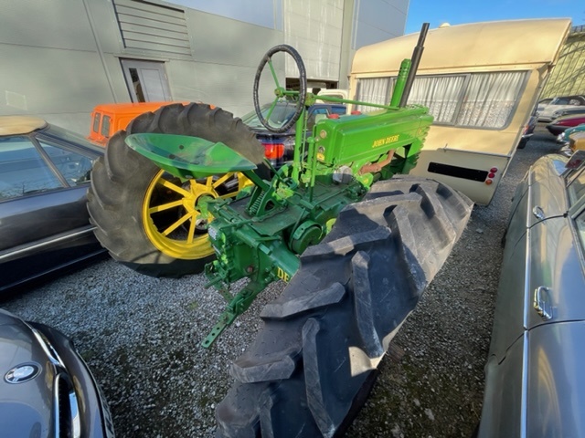 Lot 425 - JOHN DEERE MODEL B TRACTOR