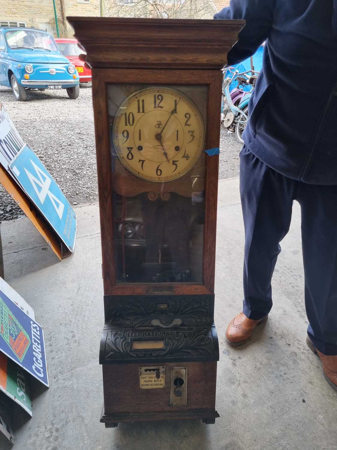 Lot 473 - CLOCKING OUT MACHINE