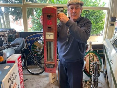 Lot 575 - OLD MATCH DISPENSING MACHINE