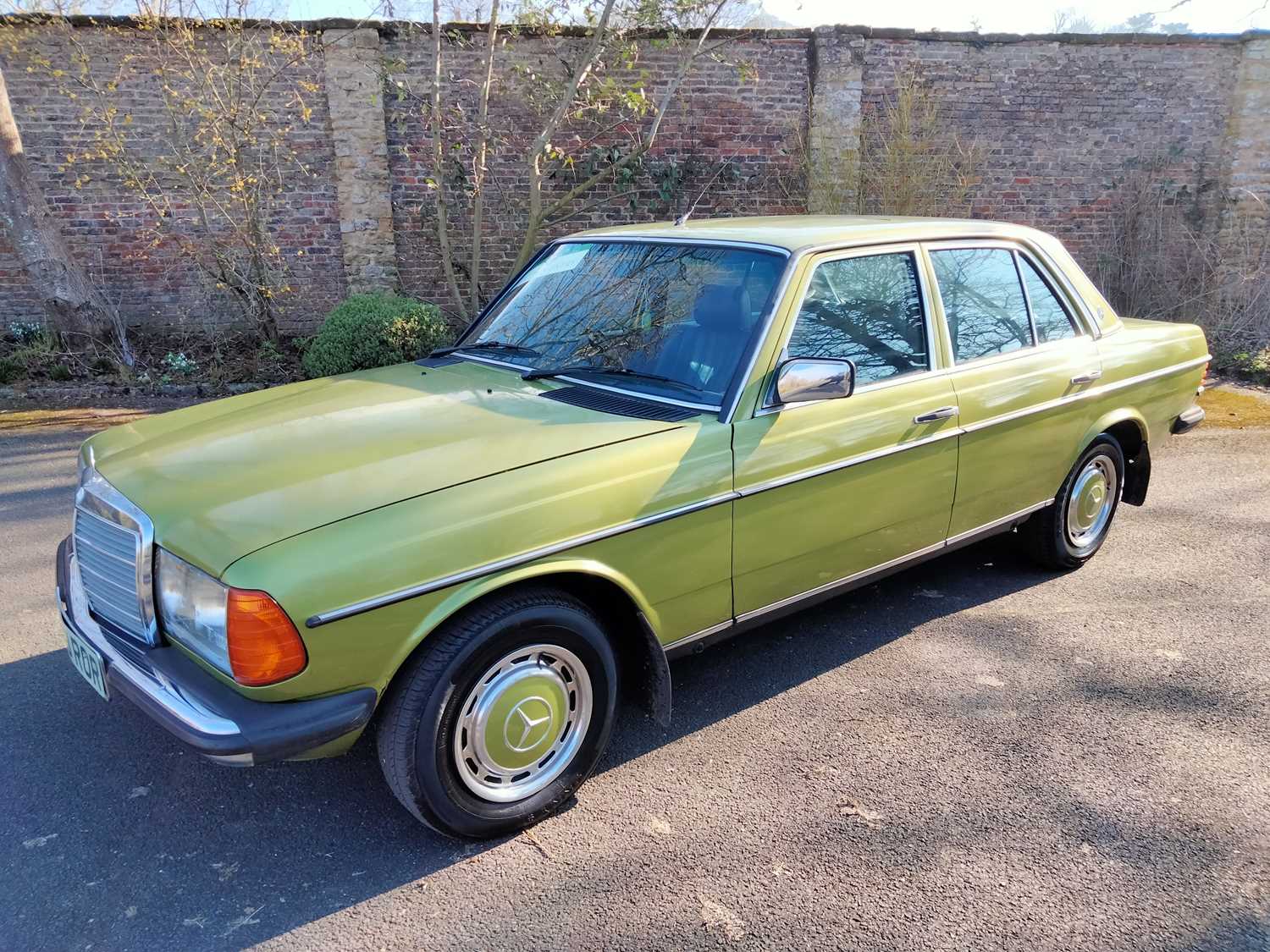 Lot 487 - 1984 MERCEDES 240