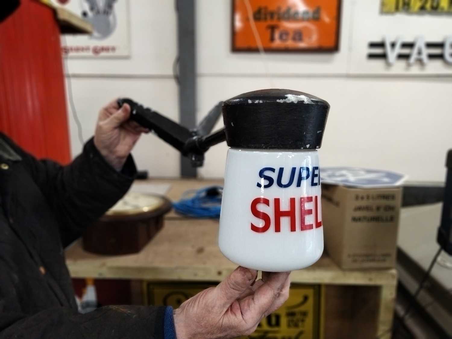 Lot 529 - SUPER SHELL LIGHT