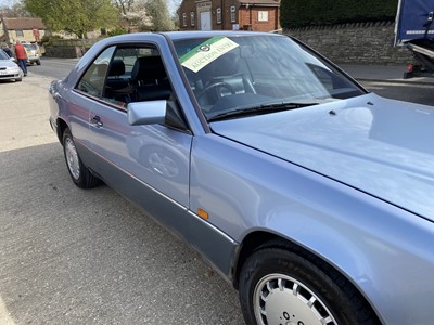 Lot 560 - 1990 MERCEDES 300CE-24