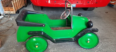 Lot 8 - GREEN PEDAL CAR