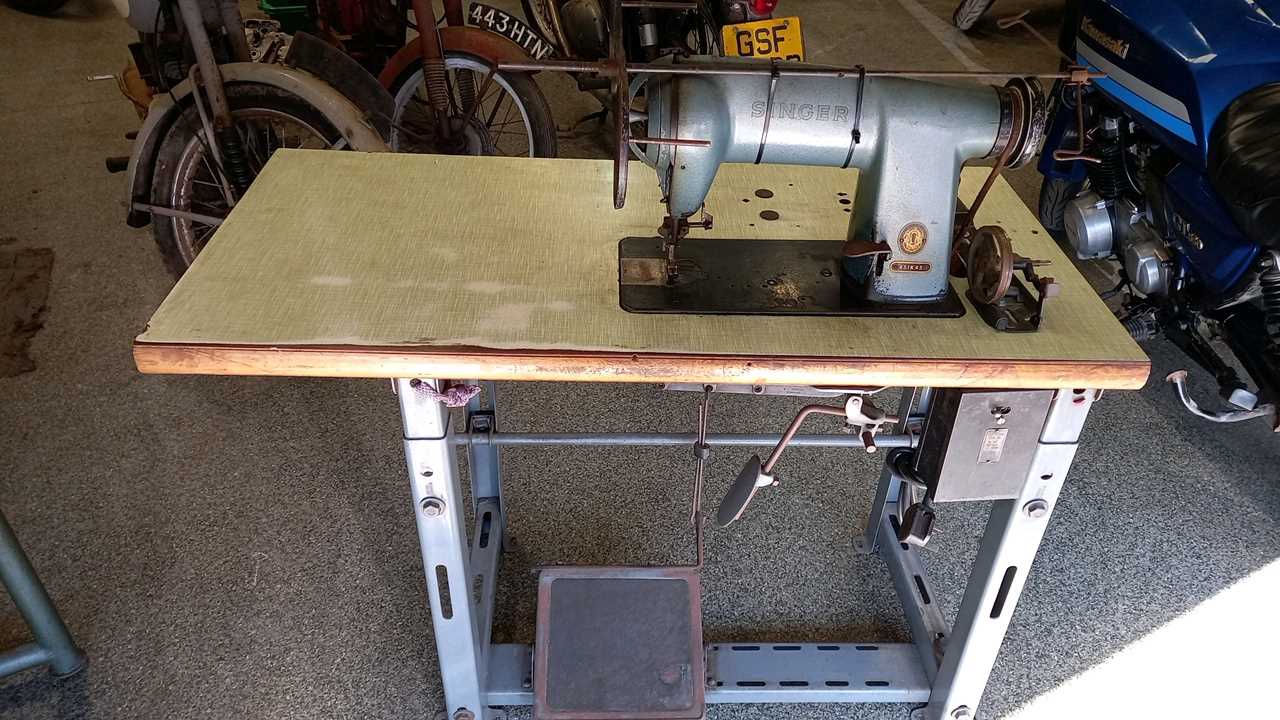 Singer Sewing Machine Model 511 Lot 511 - SINGER SEWING MACHINE
