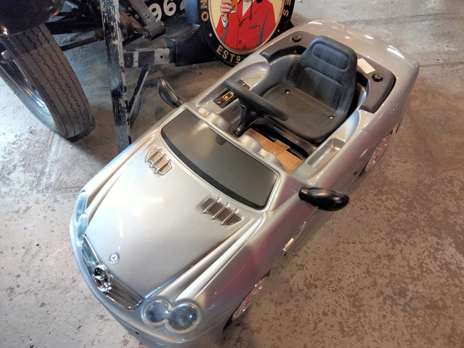 Lot 9 - BATTERY OPERATED CHILDS MERCEDES CAR